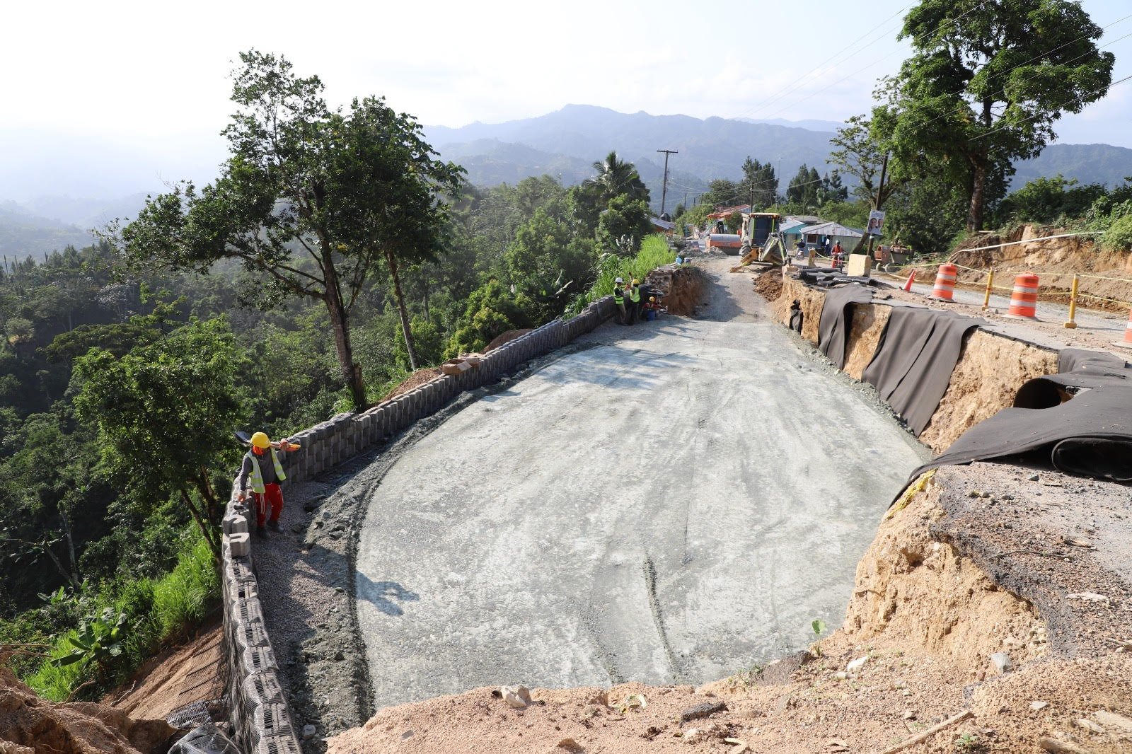 Ingeniería vial de altos vuelos en montañas San Cristóbal Ingeniería vial de altos vuelos en montañas San Cristóbal