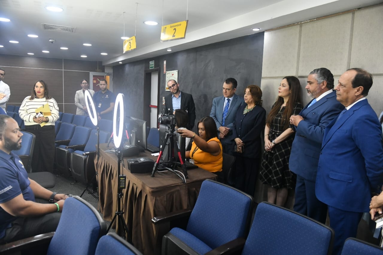 La JCE entregará hoy primera cédula al presidente Abinader La JCE entregará hoy primera cédula al presidente Abinader