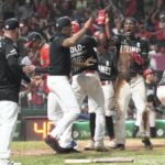 Leones remontan para vencer a Toros y lideran final beisbol RD