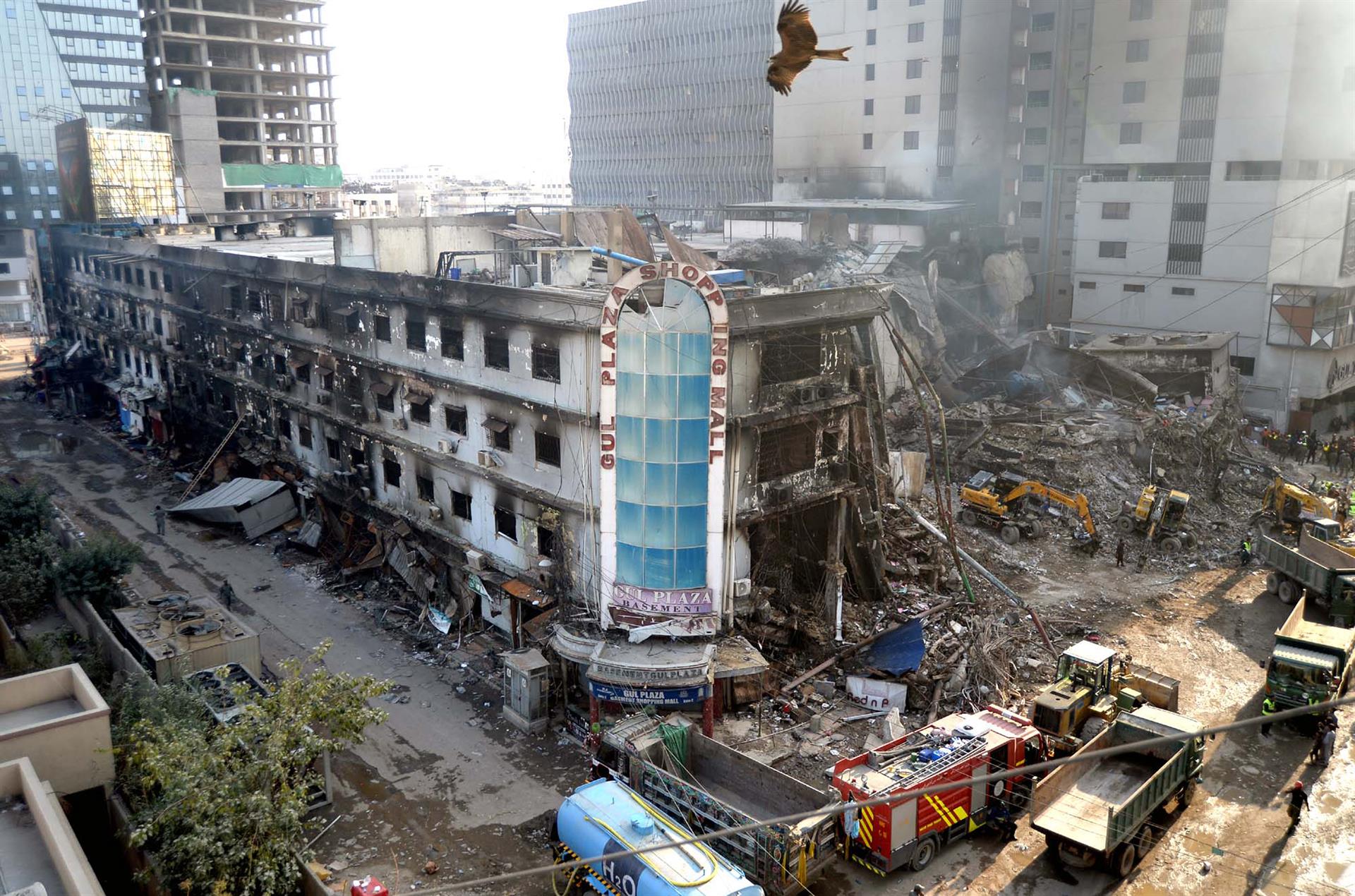 PAKISTAN: Incendio exclusivo Gul Plaza deja ya 73 muertos