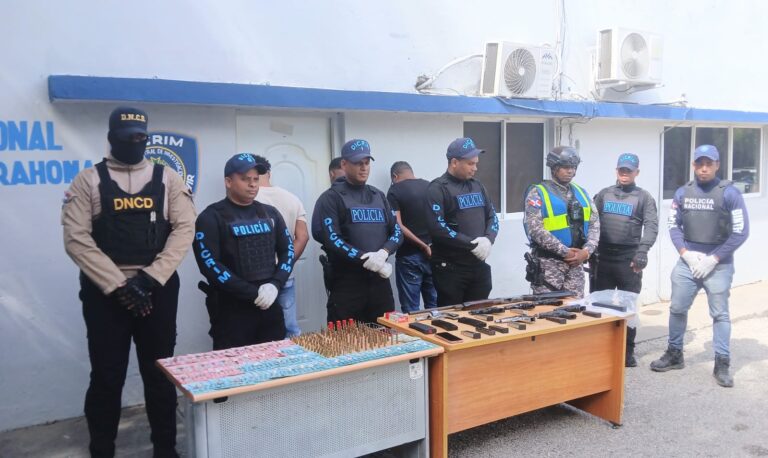 Policía apresa a tres personas y ocupa arsenal de armas y dinero