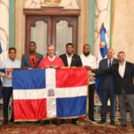 Presidente entrega la bandera dominicana a Leones Escogido