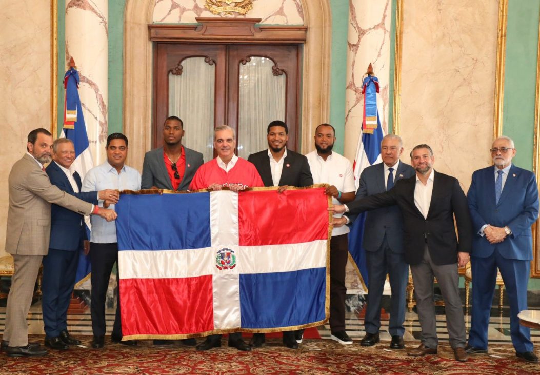 Presidente entrega la bandera dominicana a Leones Escogido Presidente entrega la bandera dominicana a Leones Escogido