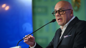 Venezuela dice excarcela a 400 personas y rechaza denuncias