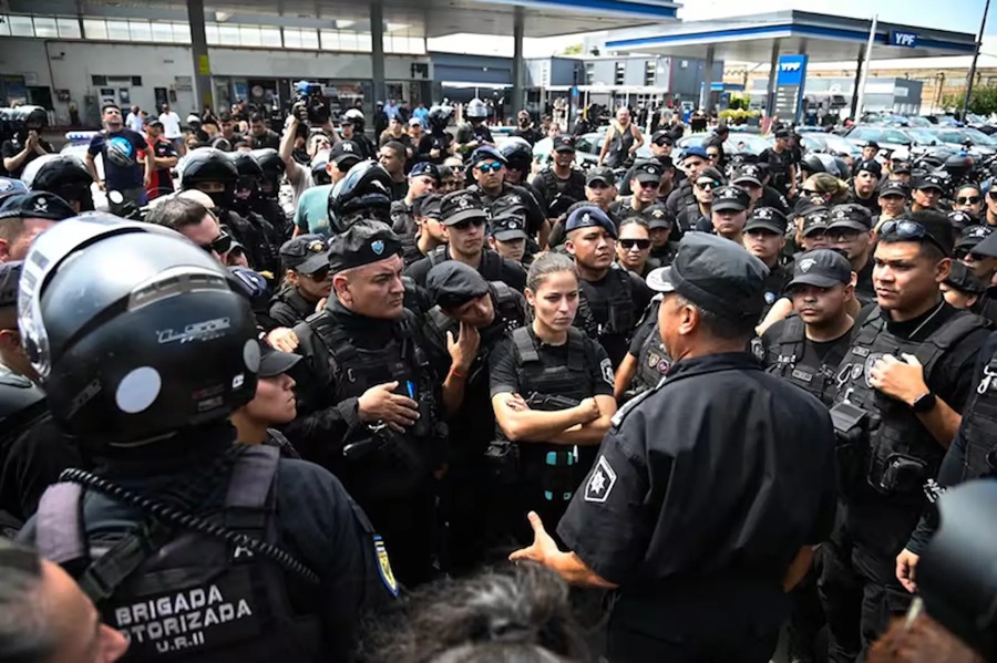 ARGENTINA: 4 agentes heridos protesta contra reforma laboral ARGENTINA: 4 agentes heridos protesta contra reforma laboral