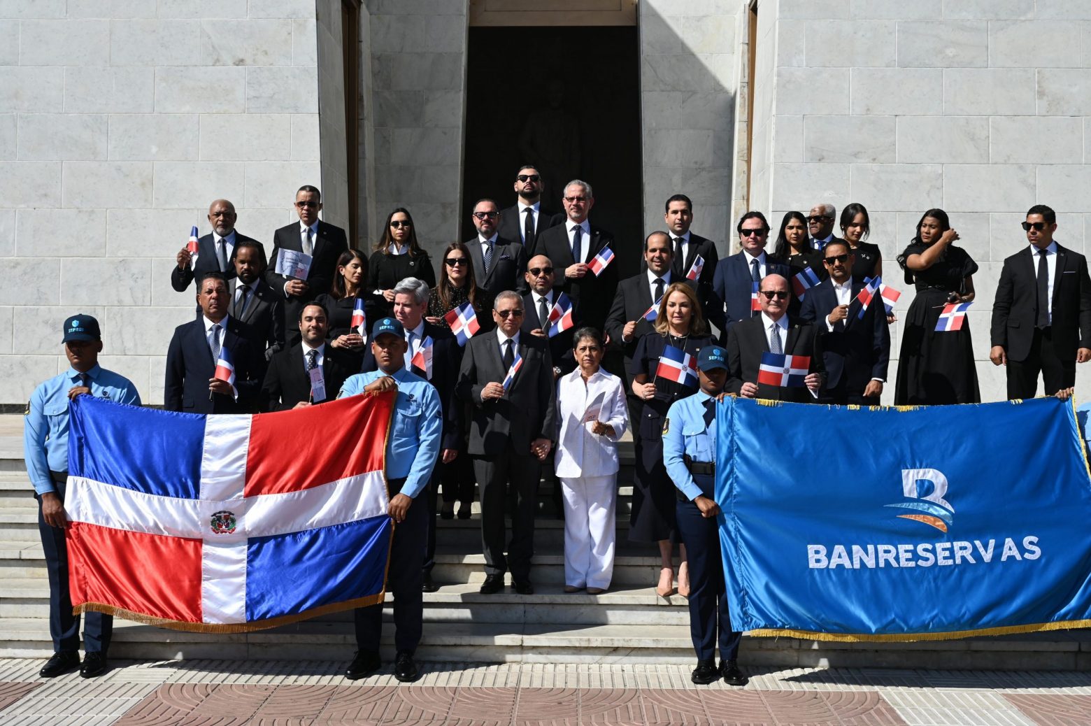 Banreservas deposita ofrenda floral en el Altar de la Patria 