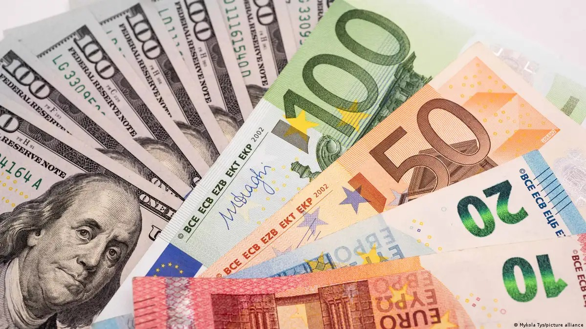 Dólar bajó 14 cts y euro subió 3; eran vendidos .11 y .66 Dólar bajó 14 cts y euro subió 3; eran vendidos .11 y .66