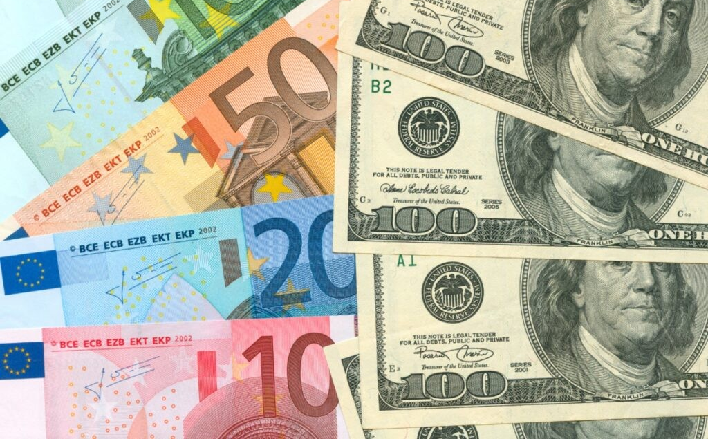 Dólar bajó 58 cts y el euro 12; eran vendidos .97 y .37