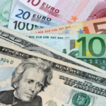 Dólar subió 7 cts y el euro bajó 25; eran vendidos 61.79 y 75.76
