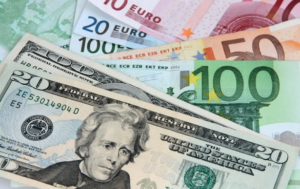 Dólar subió 7 cts y el euro bajó 25; eran vendidos 61.79 y 75.76