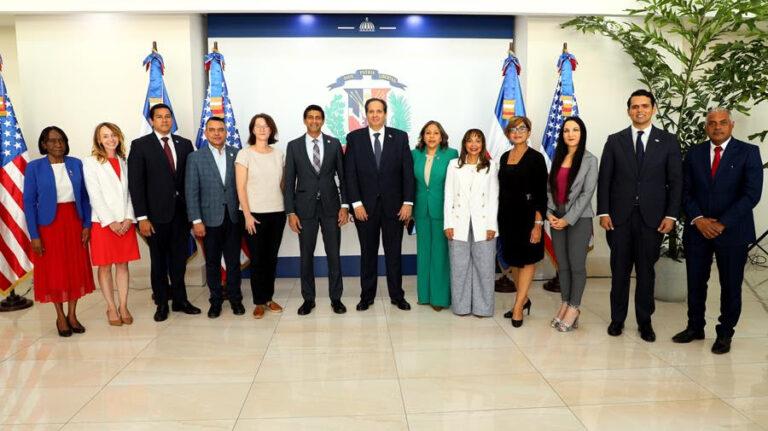 EE.UU. y RD firman acuerdo en salud por 60 millones dólares