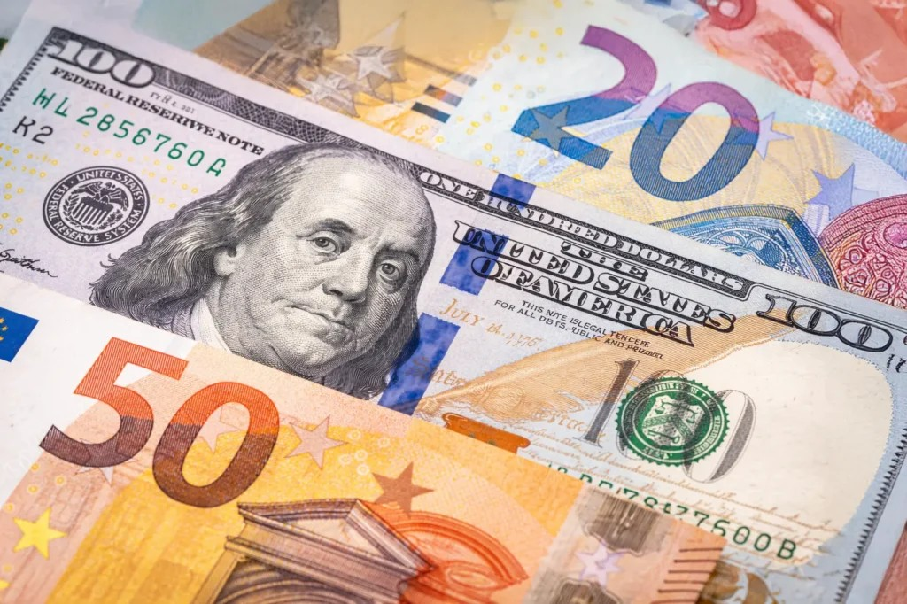 El dólar bajó 17 cts y el euro 25, eran vendidos a .21 y .92 El dólar bajó 17 cts y el euro 25, eran vendidos a .21 y .92