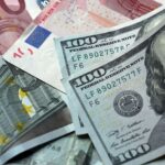 El dólar bajó 18 cts y el euro 16, eran vendidos a .38 y .99