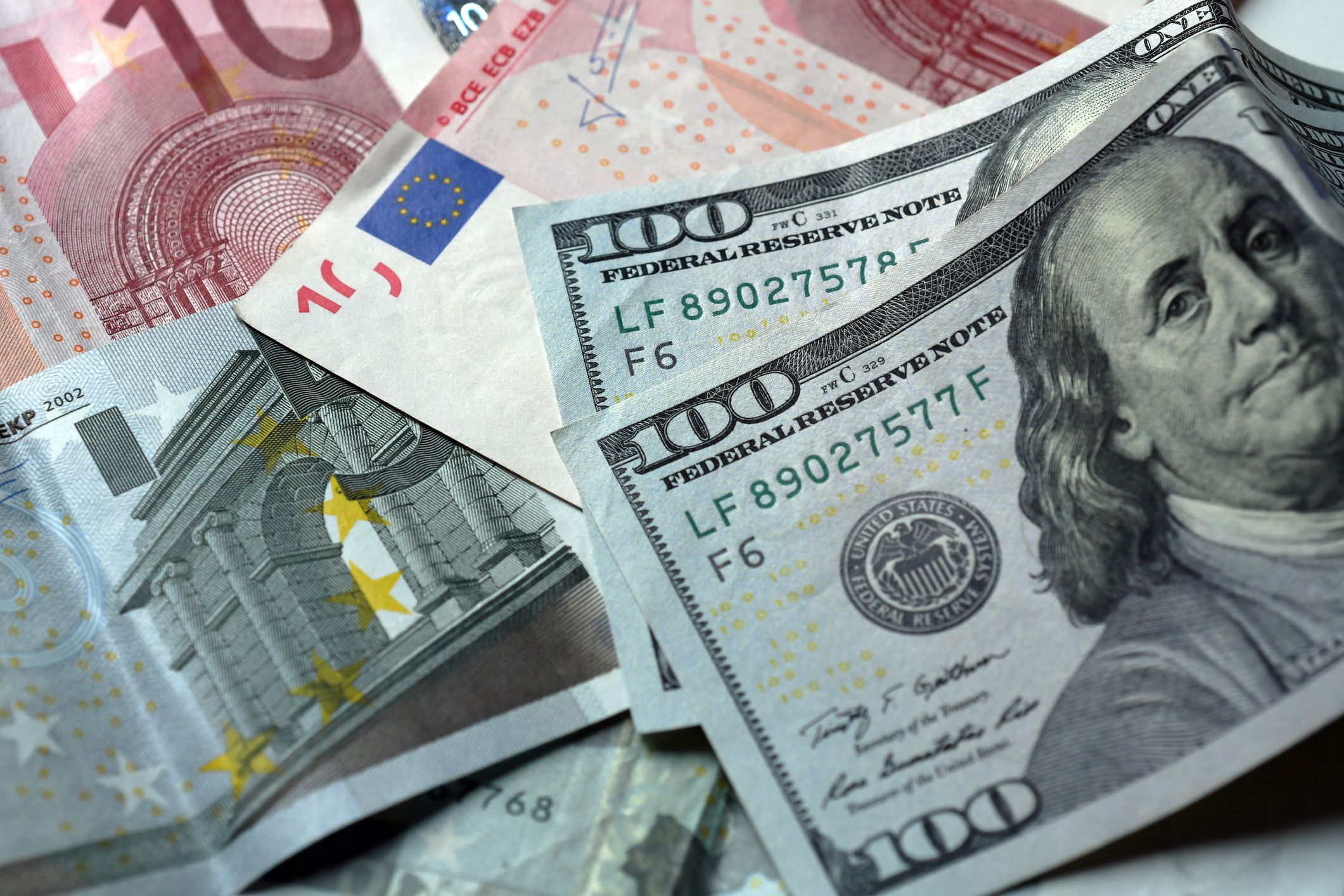 El dólar bajó 18 cts y el euro 16, eran vendidos a .38 y .99