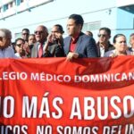 Médicos hicieron protesta este
jueves frente a hospital infantil