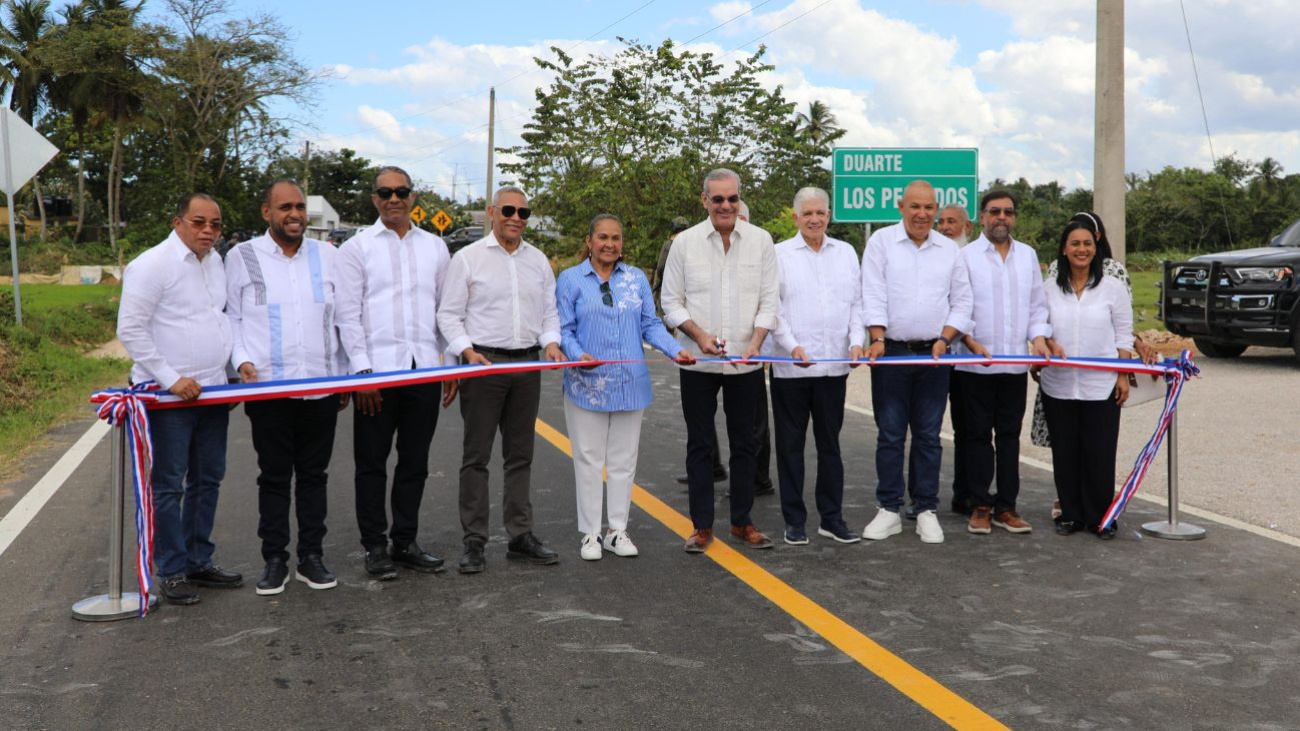 Presidente entrega carretera y muro de gaviones en Villa Riva Presidente entrega carretera y muro de gaviones en Villa Riva