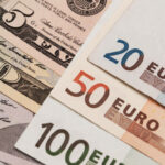 El dólar bajó 12 cts y el euro 15; eran vendidos a .02 y .12