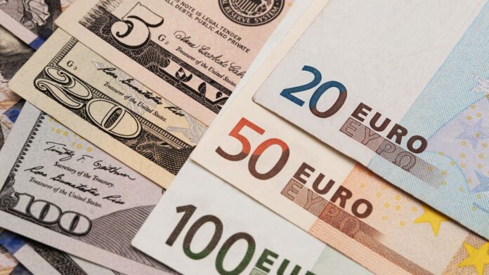 El dólar bajó 12 cts y el euro 15; eran vendidos a .02 y .12