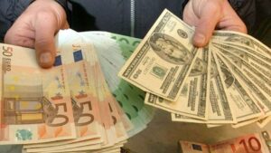 El dólar subió 52 cts y el euro 7; eran vendidos a .30 y .87