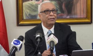 Exministro opina sector privado perdió dinamismo en año 2025