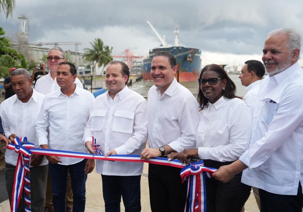 Inauguran muelle pesquero de Haina Oriental durante un acto Inauguran muelle pesquero de Haina Oriental durante un acto