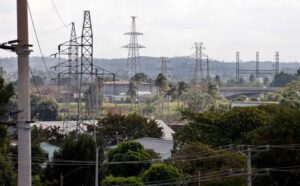 Isla de Cuba reconecta sistema eléctrico, pero apagones siguen