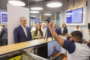 Presidente Abinader recibe la nueva licencia de conducir