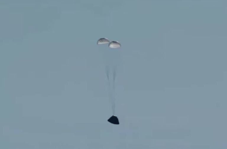 Los paracaídas aminoraron la velocidad de la nave