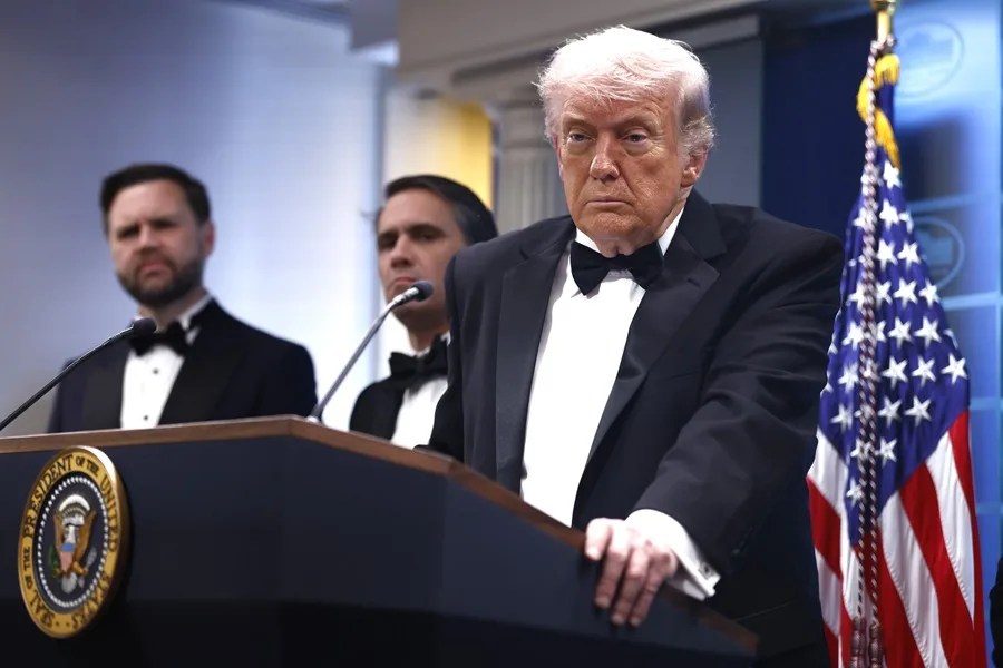 El Servicio Secreto de EE.UU. evacúa a Trump de la cena de corresponsales tras escucharse disparos y arresta a un tirador