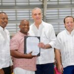Abinader entrega 1,500 títulos en sector Nuevo Domingo Savio