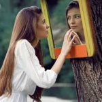 El narcisismo femenino: manipulación invisible en la Era digital