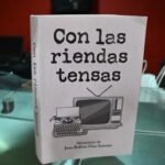 En concurrido acto, periodista presenta libro autobiográfico