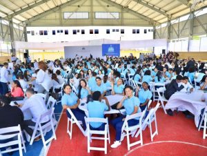 Abinader exhorta estudiantes prepararse inglés y tecnología