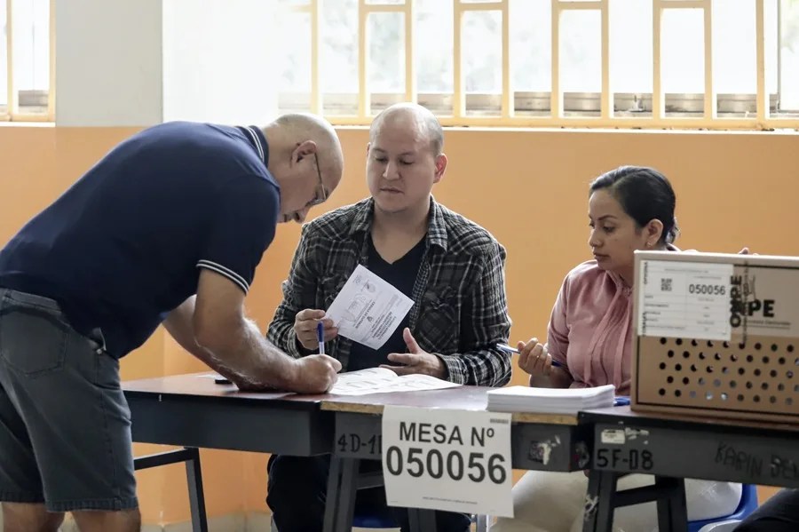 Elecciones en Perú: Sondeos a pie de urna dan un empate técnico con leve ventaja de Fujimori ante Sánchez