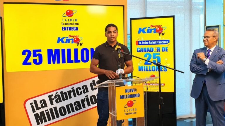LEIDSA entrega 25 millones a panadero ganador del Súper Kino TV