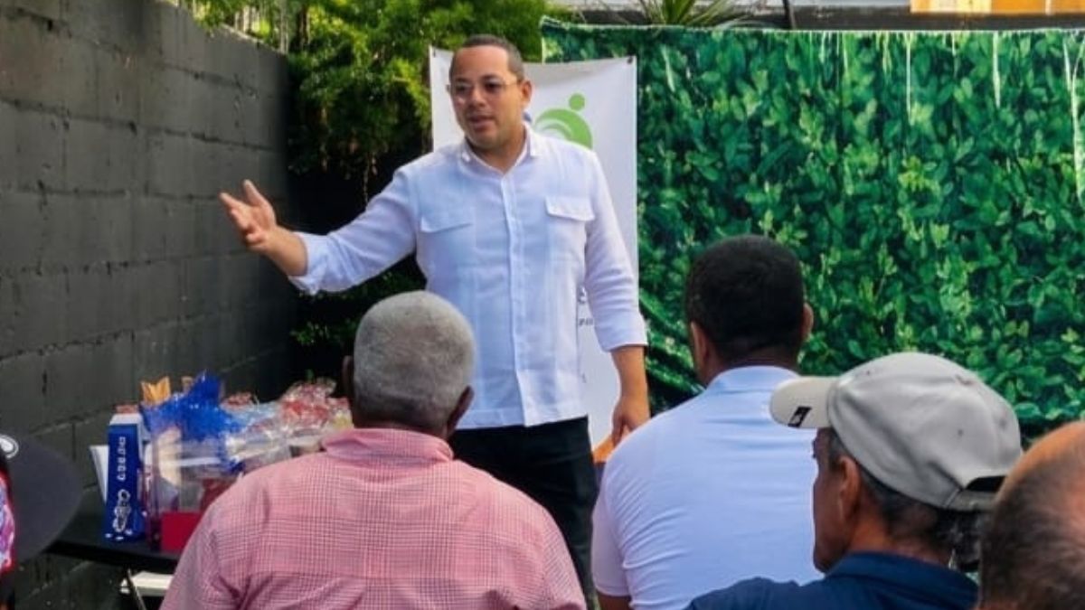 Movimiento MIVOS y el abogado Máximo Miñoso agasajan a padres en Santo Domingo Este Movimiento MIVOS y el abogado Máximo Miñoso agasajan a padres en Santo Domingo Este