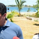 David Collado supervisa intervención  playa El Faro de San Pedro Macorís.