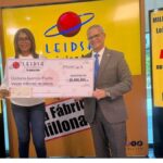 LEIDSA entrega RD millones a emprendedora ganadora del Loto
