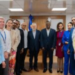 IDOPPRIL y SISALRIL fortalecen alianza para mejorar servicios dirigidos a trabajadoresSanto Domingo. – El Instituto Dominicano de Prevención y Protección de Riesgos Laborales (IDOPPRIL) y la Superintendencia de Salud y Riesgos Laborales (SISALRIL) sostuvieron un encuentro para fortalecer la coordinación interinstitucional e identificar áreas estratégicas que permitan mejorar los servicios a la clase trabajadora dominicana.  Durante la reunión, el director ejecutivo del IDOPPRIL, doctor Agustín Burgos, destacó que esta alianza estratégica busca potenciar la eficiencia y la calidad de la asistencia a los afiliados. Asimismo, garantizar una atención más oportuna y una respuesta más efectiva a sus necesidades.  “Esta colaboración también permitirá optimizar procesos técnicos y operativos, impulsar la transformación digital de los servicios y promover iniciativas orientadas al bienestar integral de los trabajadores”, destacó Burgos.  De su lado, el superintendente de Salud y Riesgos Laborales, Miguel Ceara Hatton, señaló que esta sinergia contribuirá a que los trabajadores tengan acceso a información actualizada y precisa sobre sus derechos y responsabilidades en materia de riesgos laborales y seguridad social.  Ambas instituciones coincidieron en la importancia de desarrollar programas conjuntos de capacitación y sensibilización que fortalezcan la cultura de prevención y seguridad en los centros de trabajo. También, de promover entornos laborales cada vez más seguros y saludables.  *Participantes*  Por la SISALRIL asistieron, además de su superintendente, la señora Luz Feliz, directora de Tecnología y Transformación Digital; José Tomás Díaz, encargado del Departamento Administrativo de Proyectos Digitales; Ernesto Antonio Bussi, director de Control de Subsidios, y Graciela Gil Montalvo, directora de Riesgos Laborales.  Acompañaron al director ejecutivo del IDOPPRIL su asistente, ingeniero Luis Rosario; la doctora Érika Moreno, directora de Salud, y el Ing. José Alejo, director de Servicios al Usuario. Junto a ellos, los licenciados Ricardo Alfonso García, director Jurídico, Oliver Peña, director de Comunicaciones, Juan Carlos Mejía, director de Tecnología y Ronny D. León, encargado de Investigación. Igualmente, el Ing. Francisco Capellán, encargado de Desarrollo y Sistemas; José Alberto Franco, encargado Financiero, entre otros colaboradores.  Con esta alianza, el IDOPPRIL y la SISALRIL reafirman su compromiso con el fortalecimiento del Sistema Dominicano de Seguridad Social, la prevención de los riesgos laborales y la protección de los derechos de los trabajadores.