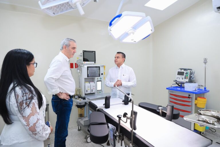 Abinader entrega el remozado hospital de Hacienda Estrella