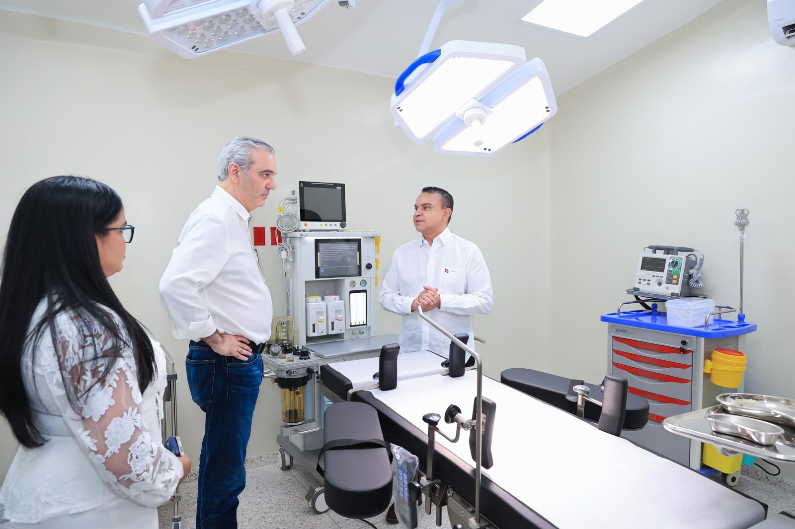 Abinader entrega el remozado hospital de Hacienda Estrella