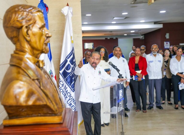 Biblioteca instala busto Duarte a 150 años de su fallecimiento