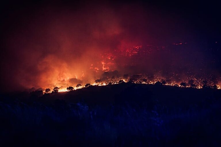 Gran incendio afecta Madrid; amenaza Escorial y base NASA