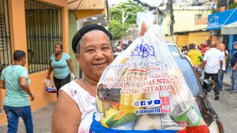 Gobierno impacta a miles de familias de Samaná con inversión de RD.8 millones en asistencia social y mejoramiento habitacional a través de DASAC