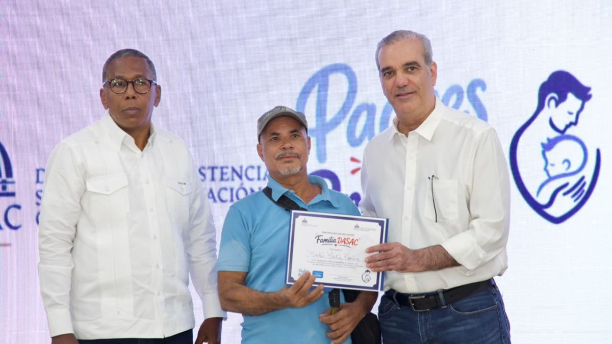 Presidente Abinader encabeza reconocimiento a miles de padres dominicanos en jornada de DASAC “Padres que Protegen” Presidente Abinader encabeza reconocimiento a miles de padres dominicanos en jornada de DASAC “Padres que Protegen”