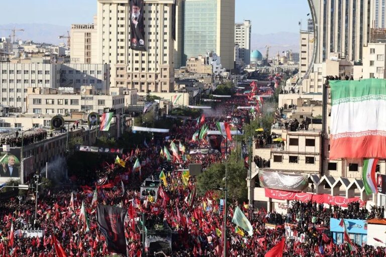 Irán da último adiós a Jameneí con un multitudinario entierro
