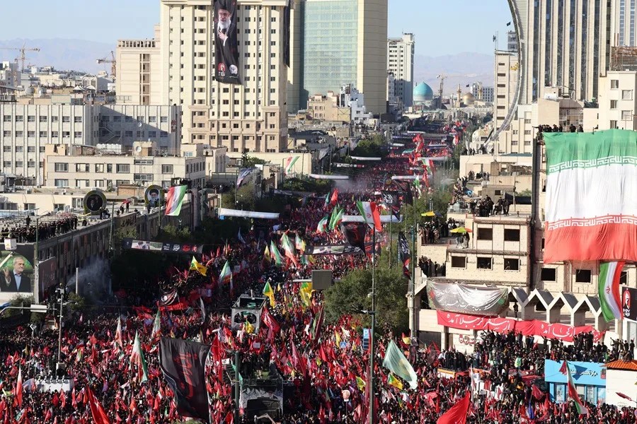 Irán da último adiós a Jameneí con un multitudinario entierro