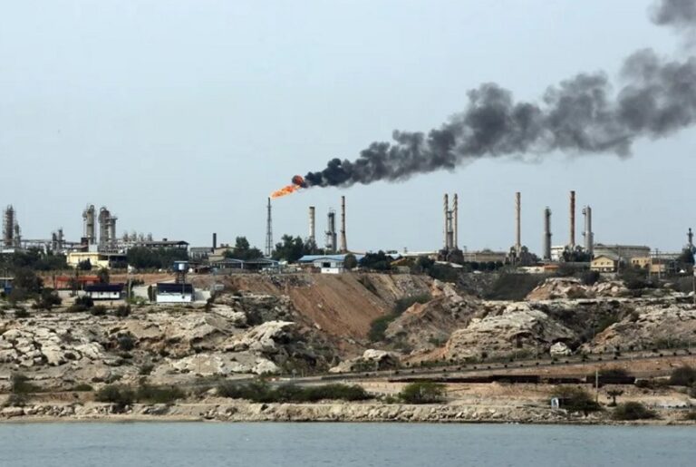 Irán defiende soberanía sobre Ormuz, reanuda exportaciones