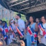 Miles participan en el desfile dominicano del Bonx, N. York