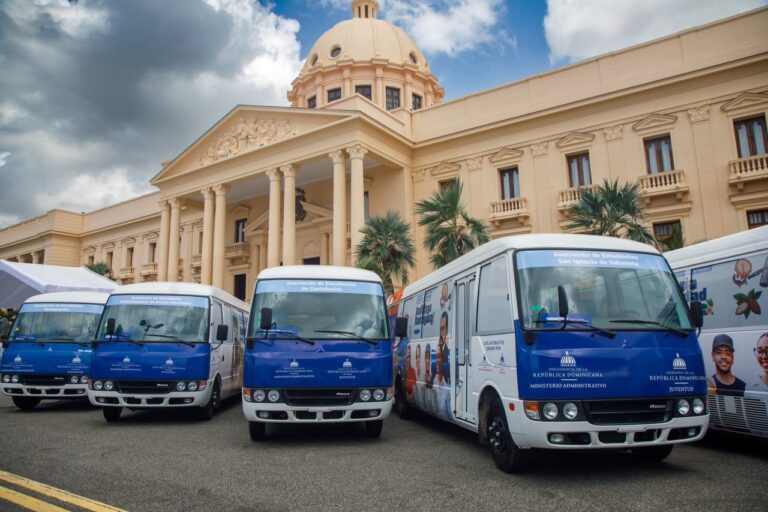 Abinader entrega 40 autobuses para estudiantes universitarios